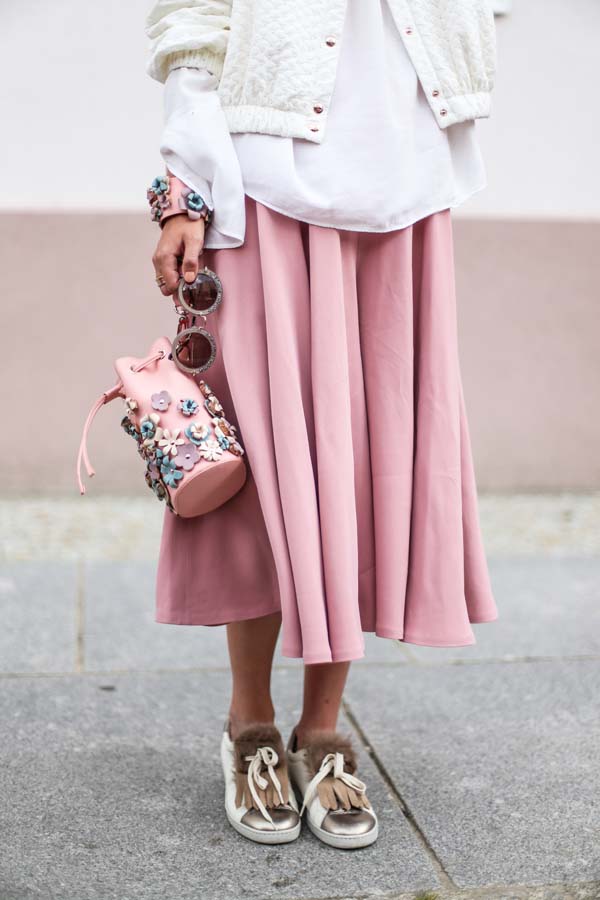 Bucket bag with flowers decoration #purses #fashion #trendypins