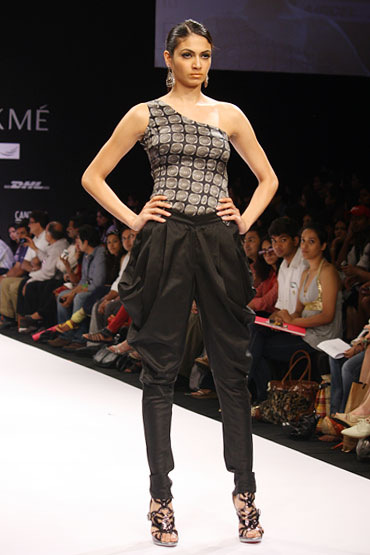 Black Jodhpur pants #Jodhpurpants #pants #fashion #trendypins