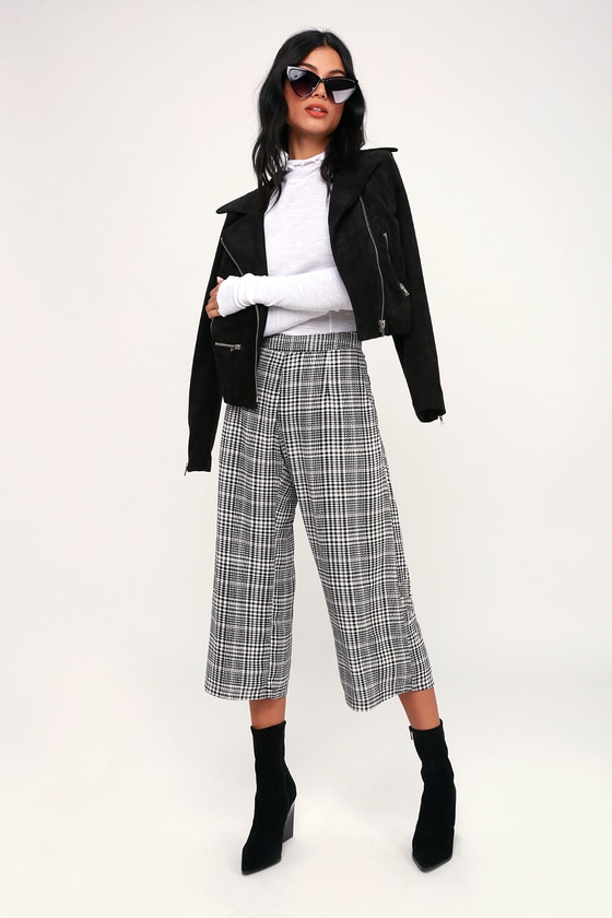 Culottes houndstooth black and white with black coat outfit #culottes #houndstooth #fashion #trendypins