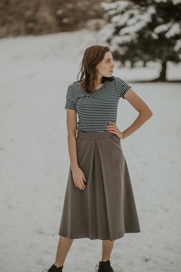 A skirt with front box pleat and pockets. Solid back. Waistband with side button and zipper. #skirt #fashion #trendypins