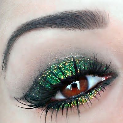 St Patrick's Day Makeup Green, Gold And Smoky #beauty #makeup #St. Patrick's Day makeup #trendypins