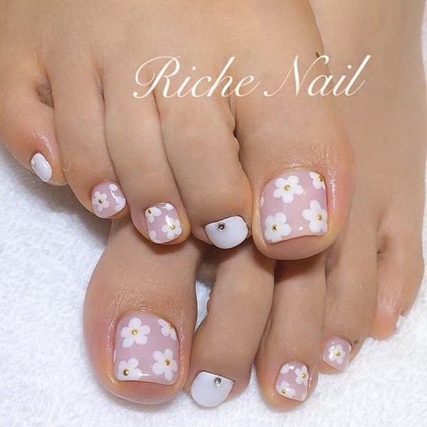 Five Dot Flower motives On Toe Nails #toe nail art #nails #beauty #trendypins