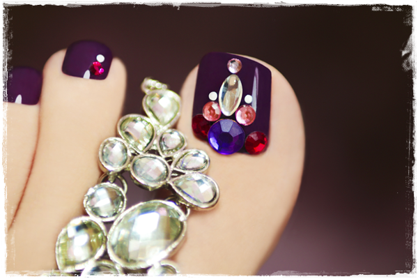 Bindis Or Rhinestones Toe Nail Art #toe nail art #nails #beauty #trendypins