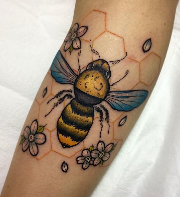 Bee Tattoo in a Neotraditional Style #bee tattoos #tattoo #beauty #trendypins 