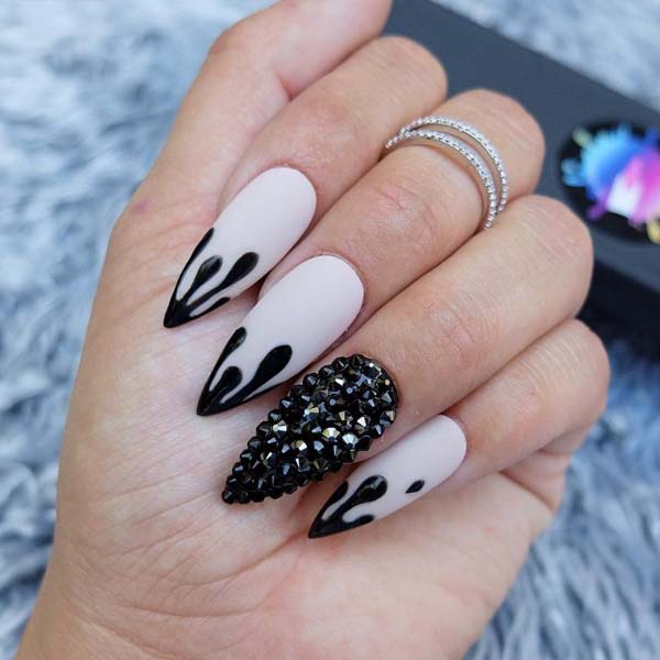 Black and White Chubby Effect #nails #Halloween nails #trendypins
