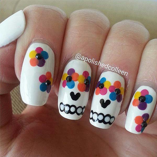 Eyes in the Flowers Skull Candy Halloween Nails #Halloween #nails #trendypins