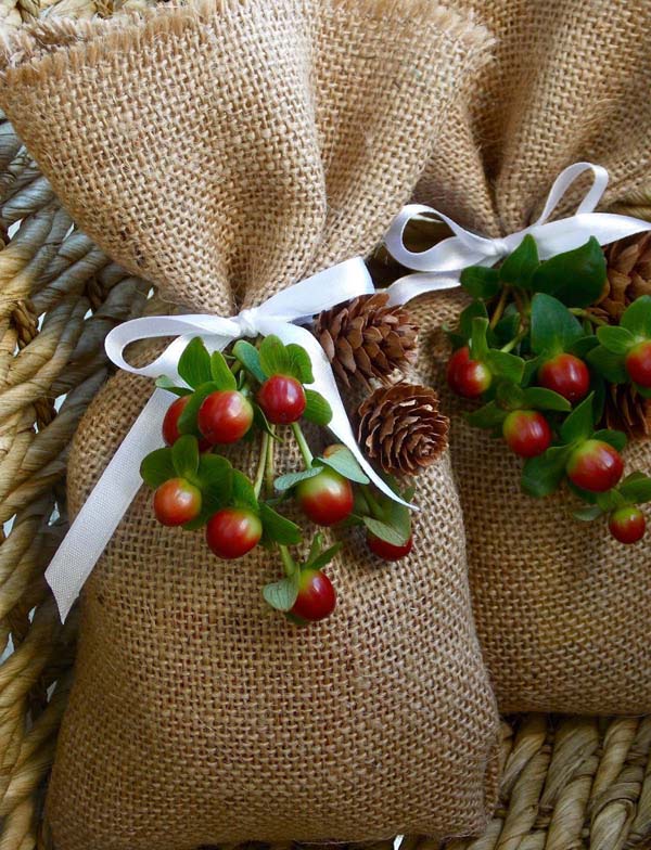 Burlap Treat Bag #DIY #Christmas #gifts #trendypins