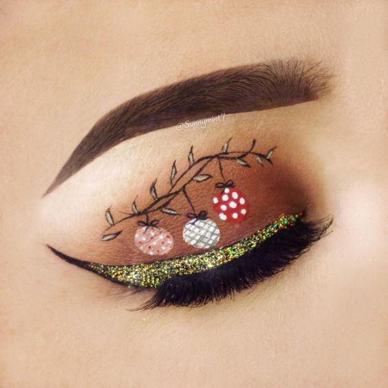 Delineador de ojos con campana navideña y purpurina dorada #Navidad #maquillaje #belleza #trendypins