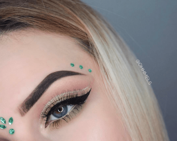 Gemas verdes navideñas alrededor de las cejas #Navidad #maquillaje #belleza #trendypins