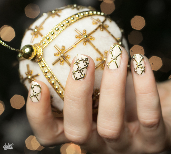 Christmas Nails With Gold Rhinestones #Christmas #nails #trendypins