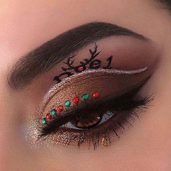 Reno navideño, delineador de ojos plateado y cuentas rojas y doradas #Navidad #maquillaje #belleza #trendypins