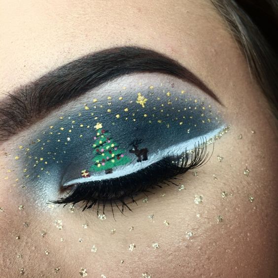 Árbol de Navidad y renos sobre estrellas de invierno en cielo azul #Navidad #maquillaje #belleza 