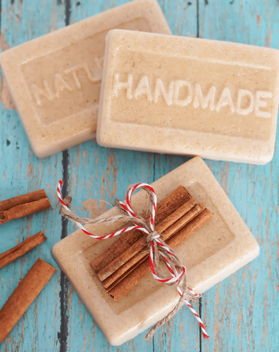 Homemade Soap with Oatmeal And Cinnamon #DIY #Christmas #gifts #trendypins