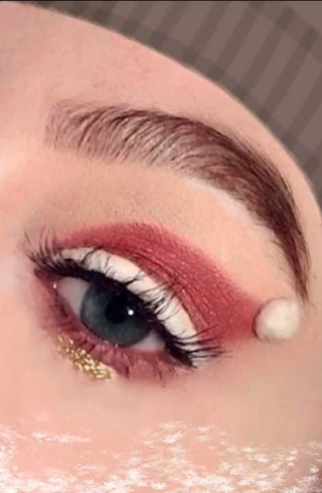 Santa's Hat on Eyeliner #Christmas #makeup #beauty #trendypins