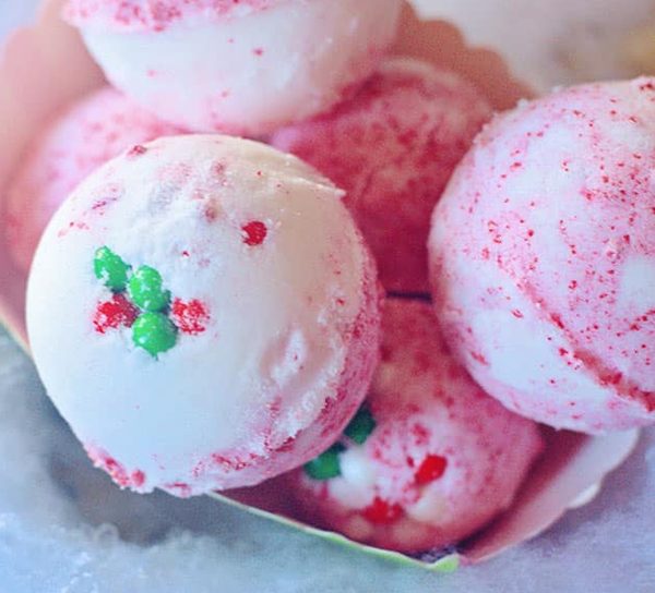 Holiday Bath Bombs #DIY #Christmas #gifts #trendypins