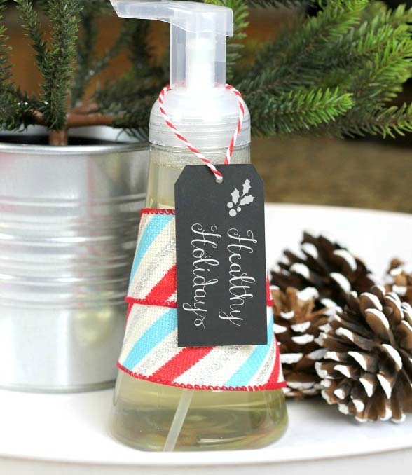 Homemade Foaming Hand Soap #DIY #Christmas #gifts #trendypins