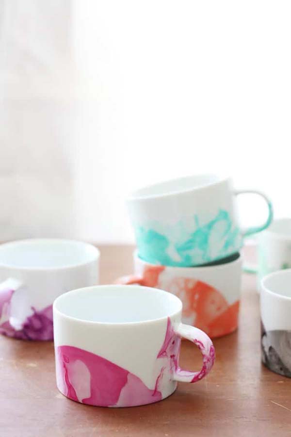 Marbled Mugs with Nail Polish #DIY #Christmas #gifts #trendypins