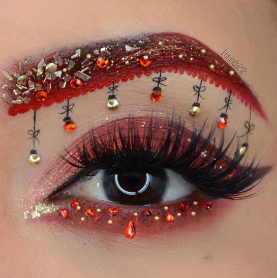 Adornos navideños brillantes rojos y dorados #Navidad #maquillaje #belleza #trendypins