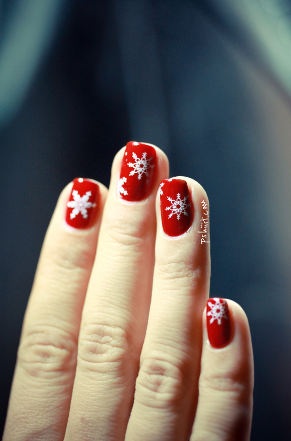 White Snowflakes on Red Nails #Christmas #nails #trendypins