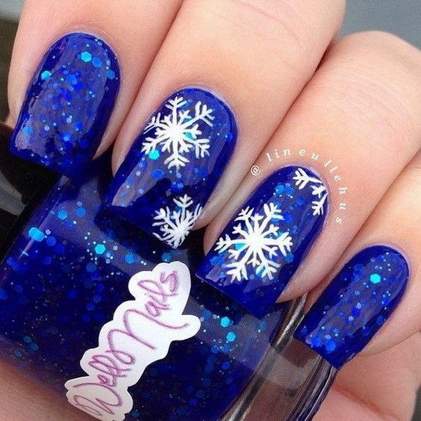 White Snowflakes on Blue Glitter Nails #Christmas #nails #trendypins