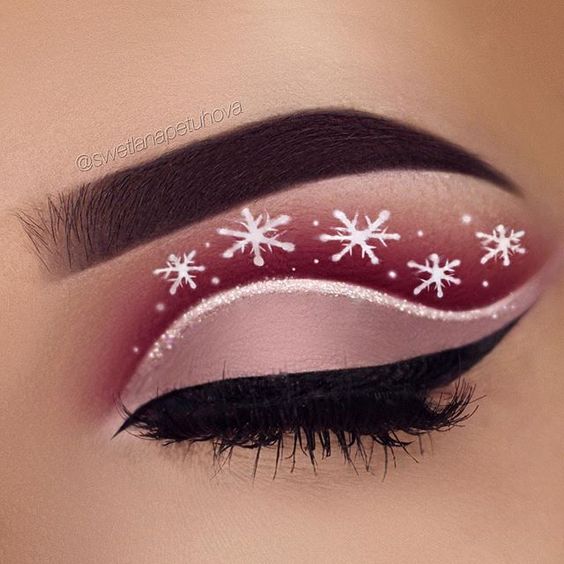 Copos de nieve blancos sobre sombras de ojos de base roja con contorno de brillo #Navidad #maquillaje #belleza #trendypins