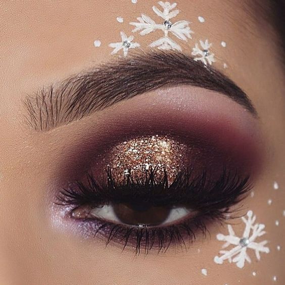 Copos de nieve blancos con pedrería y maquillaje con purpurina dorada #Navidad #maquillaje #belleza #trendypins