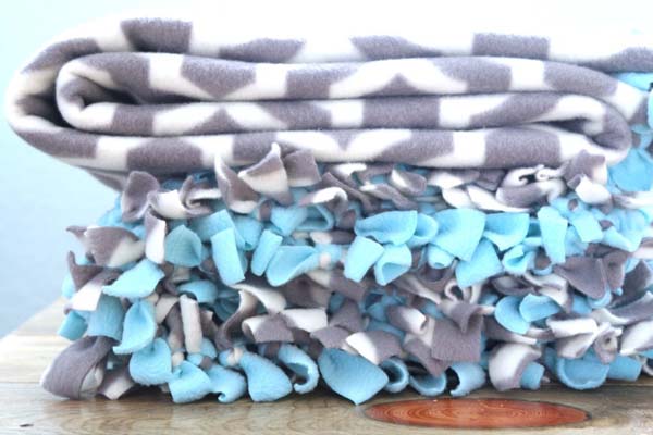 Tied Fleece Blanket #DIY #Christmas #gifts #trendypins