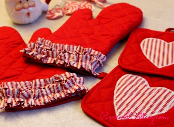 Dollar Store Oven Mitts & Pot Holders With Hearts & Ruffles #DIY #Christmas #gifts #trendypins