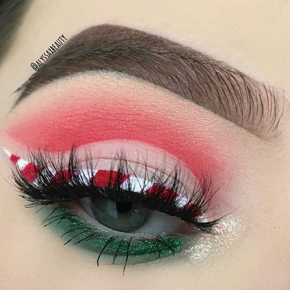 Delineador de ojos Candy Cane y sombras de ojos rojas verdes #Navidad #maquillaje #belleza #trendypins