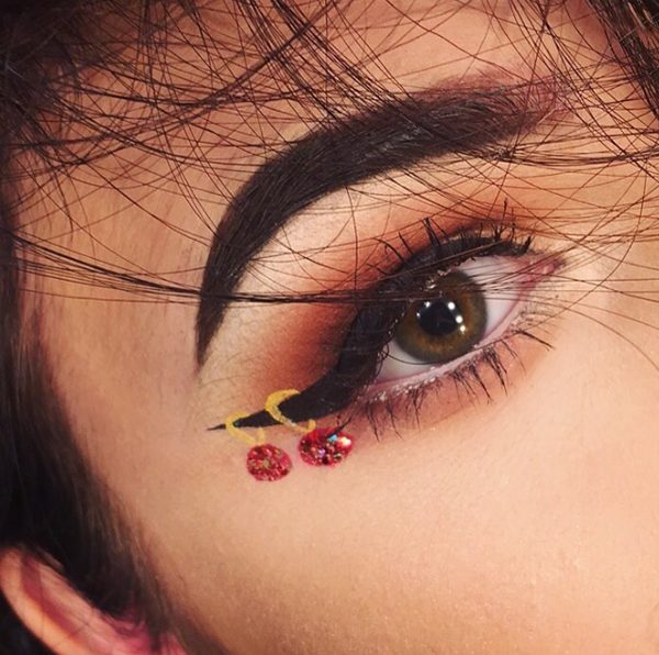 hristmas Ornaments on Eyeliner #Christmas #makeup #beauty #trendypins