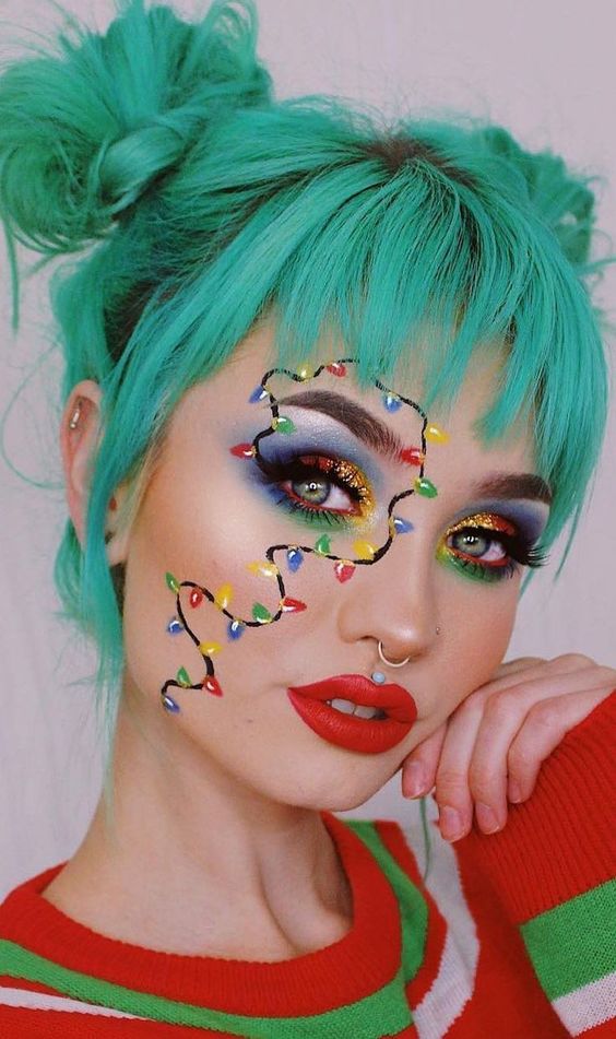 Christmas String Lights around Eyes and Green Hair #Christmas #makeup #beauty #trendypins