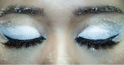 Ojos helados con sombra de ojos blanca y cristales #Navidad #maquillaje #belleza #trendypins