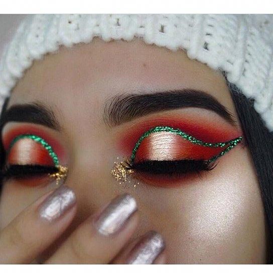 Árbol de Navidad con brillo dorado y línea verde sobre sombra de ojos roja #Navidad #maquillaje #belleza #trendypins