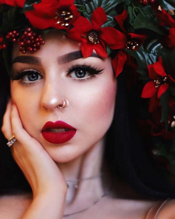 Poinsettia Wreath Christmas Makeup Look #Christmas #makeup #beauty #trendypins
