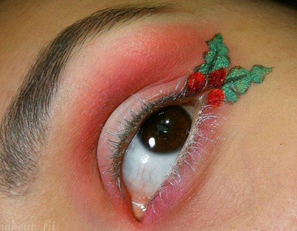Maquillaje navideño con pestañas plateadas y acento de muérdago #Navidad #makeup #beauty #trendypins