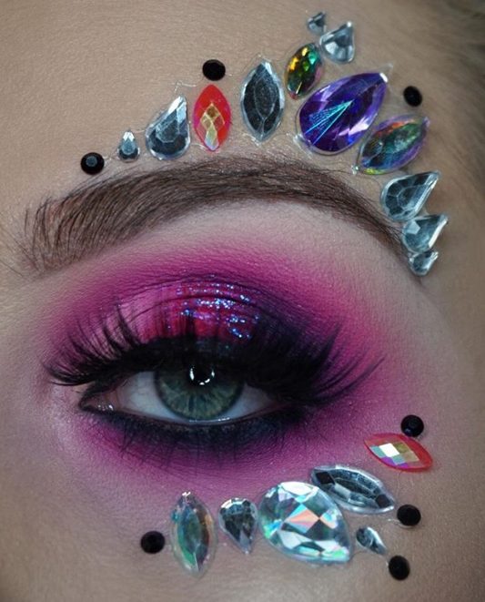 Maquillaje navideño con diamantes de imitación brillantes #Navidad #maquillaje #belleza #trendypins