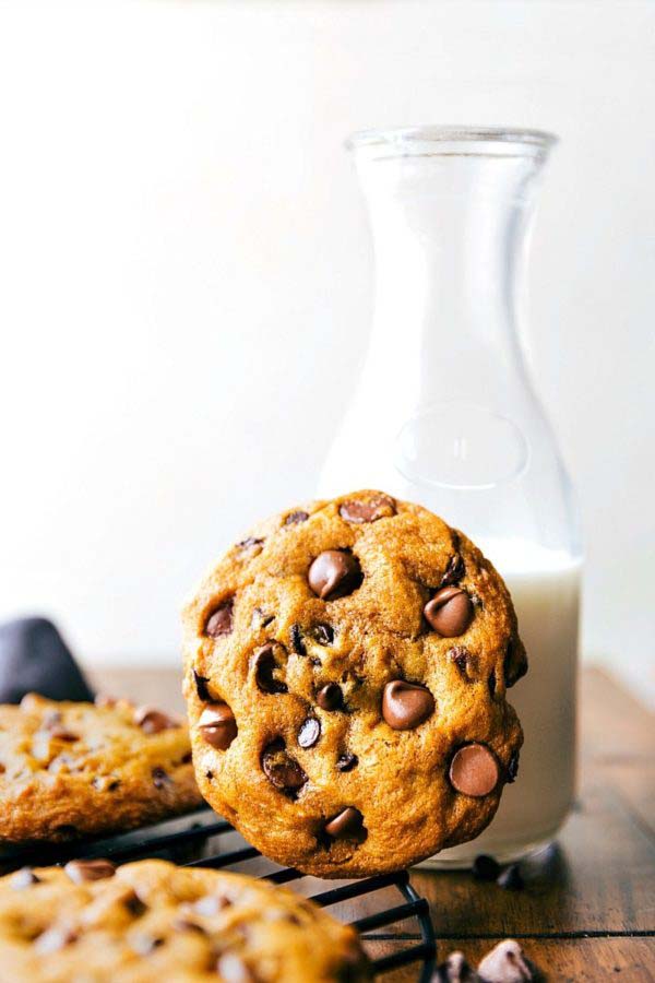 Bakery-Style Pumpkin Chocolate-Chip Cookies #Christmas #cookie #recipes #trendypins