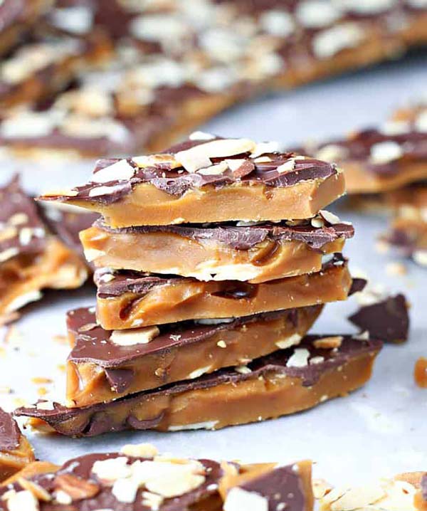 Best Toffee Ever #Christmas #candy #recipes #trendypins