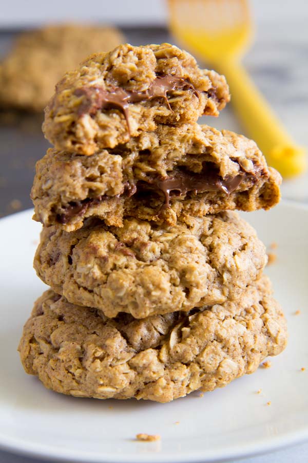 Brown Butter Oatmeal Cookies Stuffed with Nutella #Christmas #cookie #recipes #trendypins