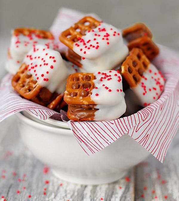 Candy Bar Pretzel Bites #Christmas #candy #recipes #trendypins