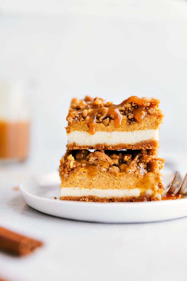 Caramel Pumpkin Cheesecake Bars with a Streusel Topping #Christmas #cookie #recipes #trendypins