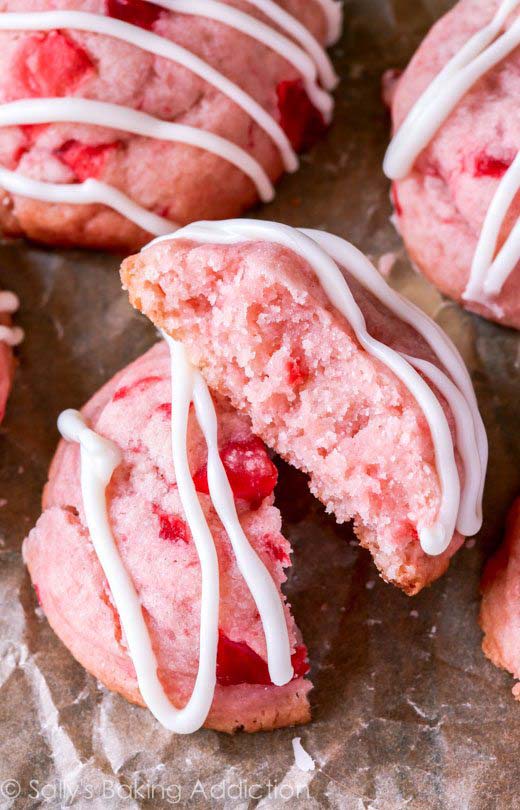Cherry Almond Shortbread Cookies #Christmas #cookie #recipes #trendypins