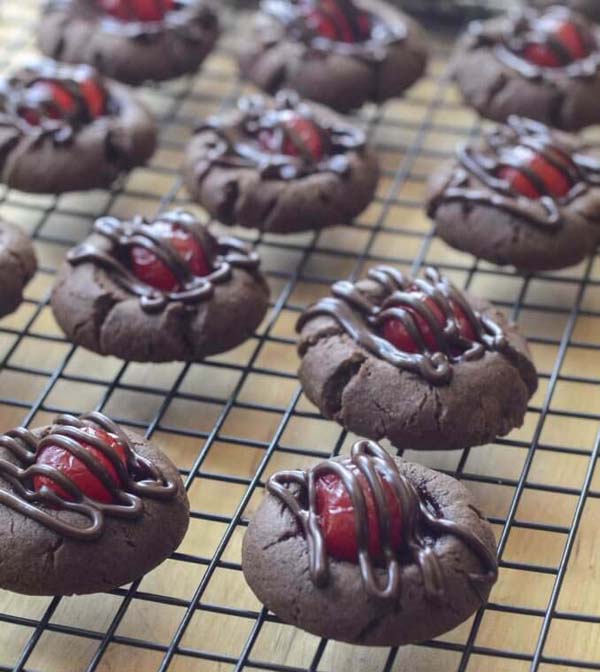 Chocolate Covered Cherry Cookies #Christmas #cookie #recipes #trendypins