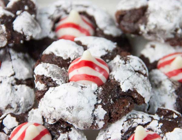 Chocolate Crinkle Candy Cane Kiss #Christmas #cookie #recipes #trendypins