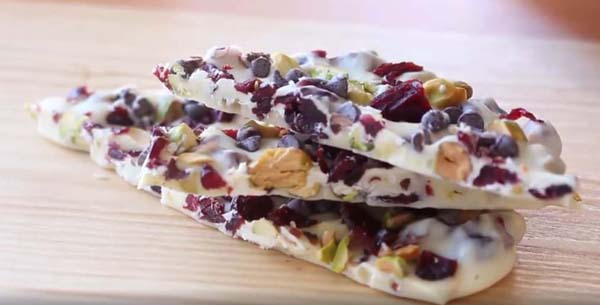 Cranberry Pistachio White Chocolate Bark #Christmas #candy #recipes #trendypins