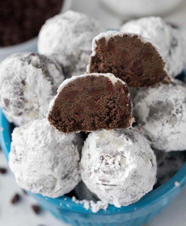 Double Chocolate Snowball Cookies #Christmas #cookie #recipes #trendypins
