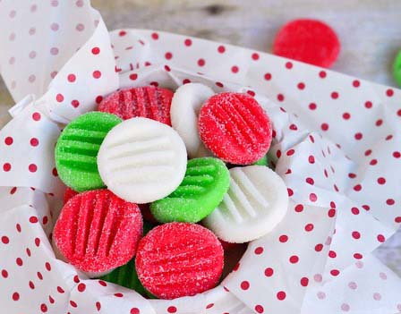 Easy Christmas Peppermint Patties #Christmas #candy #recipes #trendypins