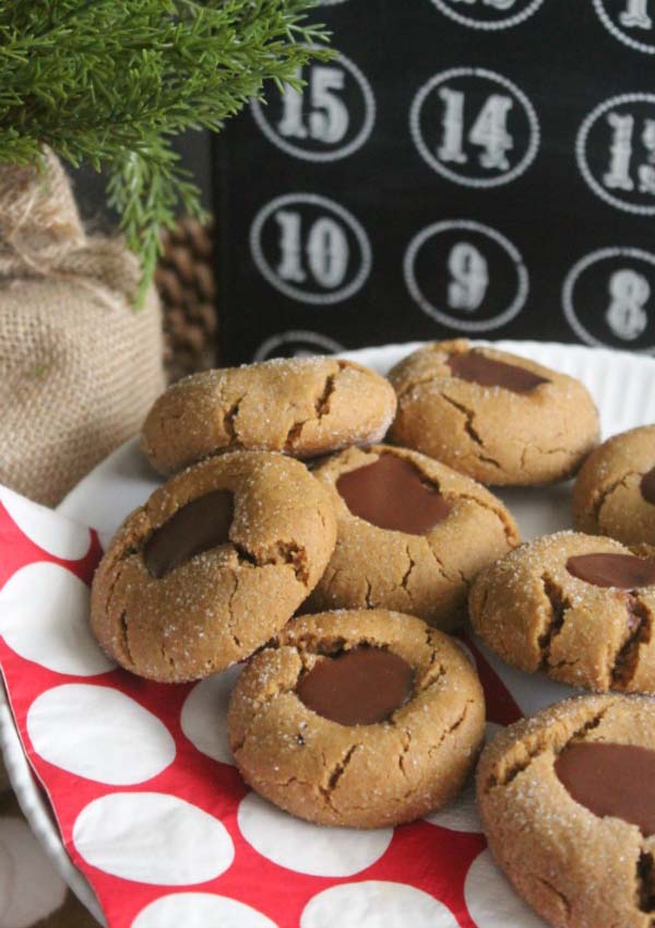 Gingerbread Chocolate Thumbprint Cookies #Christmas #cookie #recipes #trendypins
