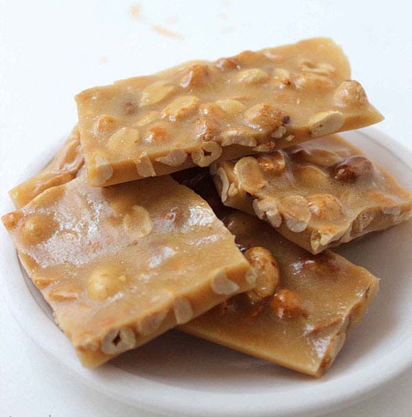 Homemade Peanut Brittle #Christmas #candy #recipes #trendypins