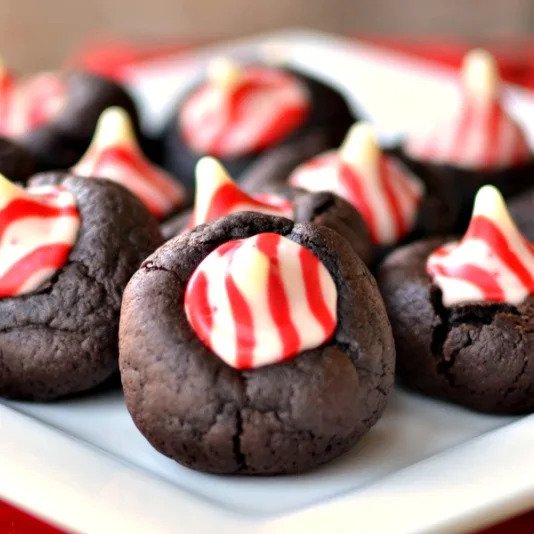Peppermint Chocolate Thumbprint #Christmas #cookie #recipes #trendypins